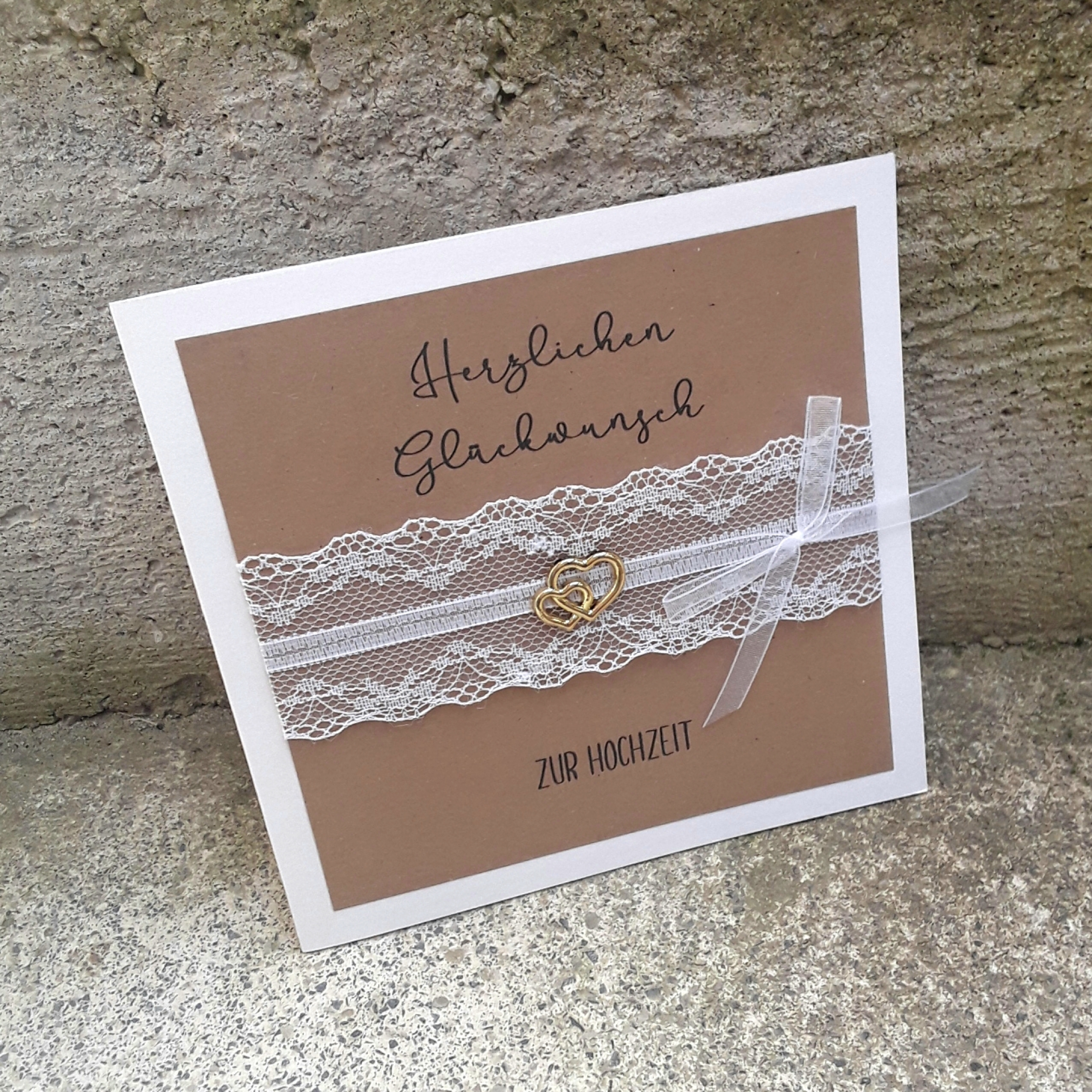 Preview: Glückwunschkarte zur Hochzeit personalisiert Kraft Spitze vintage Holzherzen Taupe